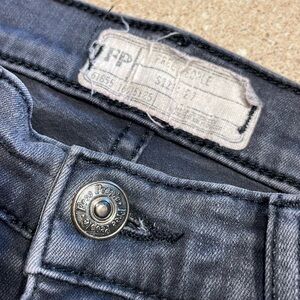Free people ripped knee jeans-size 27